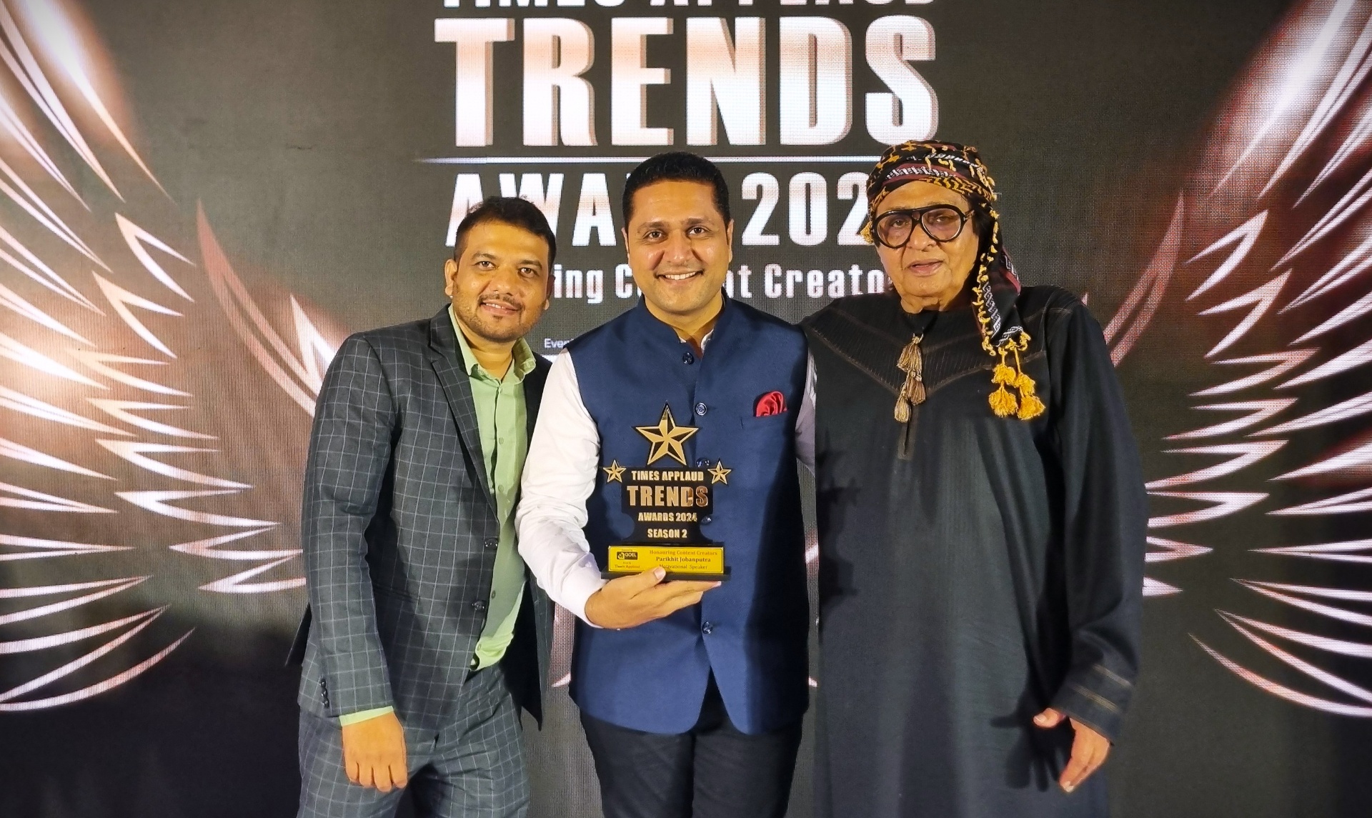Parikshit Jobanputra receiving Times Applaud Trendsetter Award 2024 — India's Best Parenting Coach